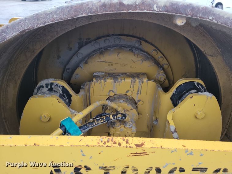 image for item DL7820 2008 Caterpillar CS423E single drum vibratory roller