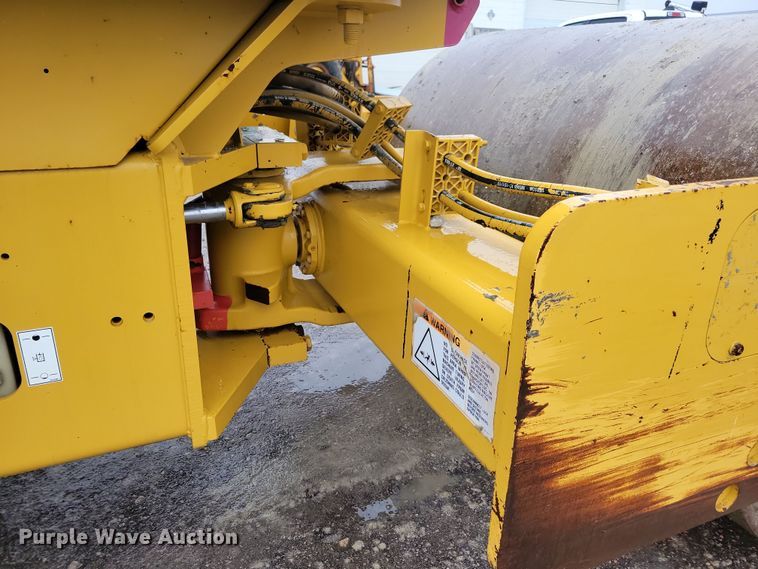 image for item DL7820 2008 Caterpillar CS423E single drum vibratory roller