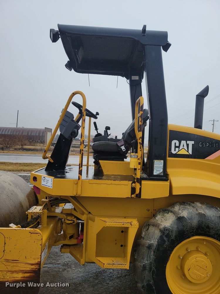 image for item DL7820 2008 Caterpillar CS423E single drum vibratory roller