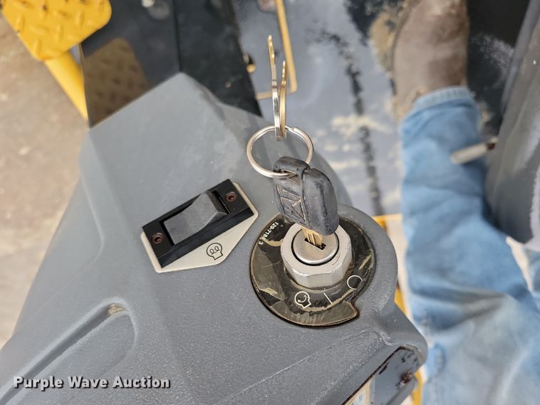 image for item DL7820 2008 Caterpillar CS423E single drum vibratory roller