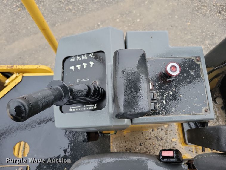 image for item DL7820 2008 Caterpillar CS423E single drum vibratory roller