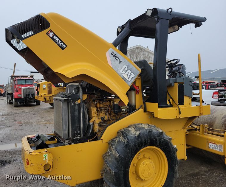 image for item DL7820 2008 Caterpillar CS423E single drum vibratory roller