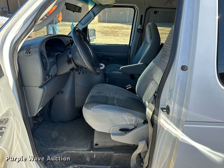 image for item EK9913 2004 Ford E-350 Super Duty van