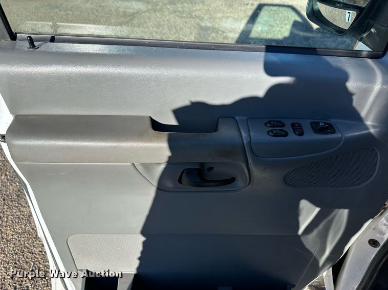 image for item EK9913 2004 Ford E-350 Super Duty van
