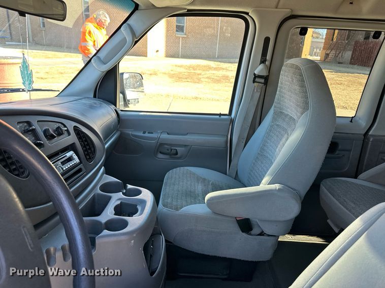 image for item EK9913 2004 Ford E-350 Super Duty van