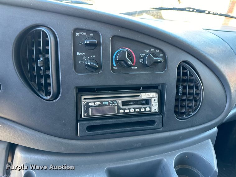 image for item EK9913 2004 Ford E-350 Super Duty van