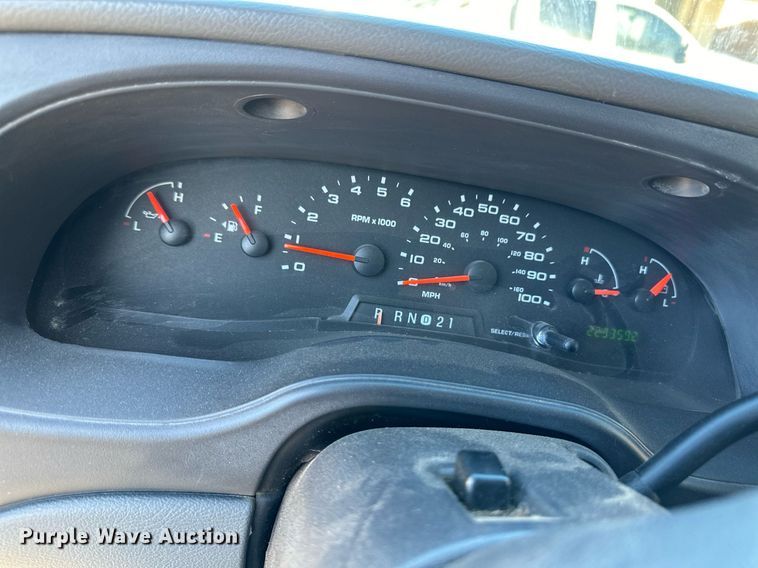 image for item EK9913 2004 Ford E-350 Super Duty van