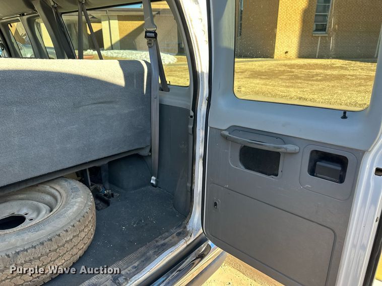 image for item EK9913 2004 Ford E-350 Super Duty van
