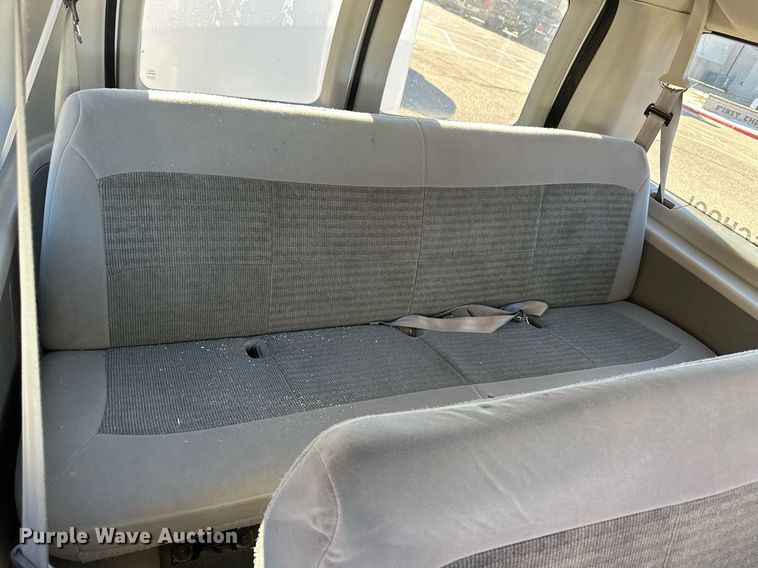 image for item EK9913 2004 Ford E-350 Super Duty van