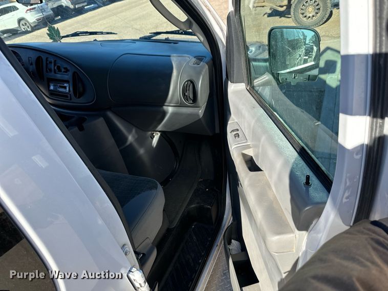 image for item EK9913 2004 Ford E-350 Super Duty van