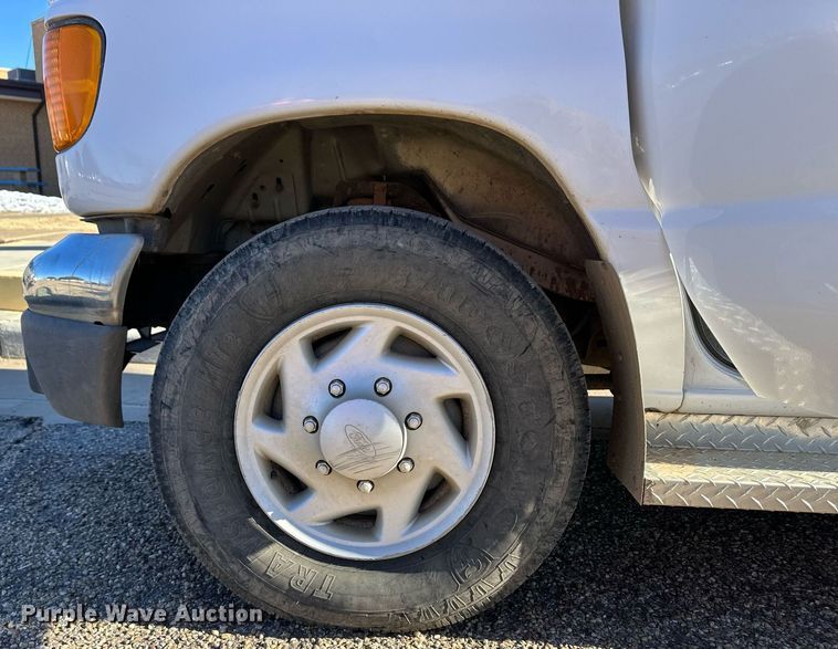 image for item EK9913 2004 Ford E-350 Super Duty van