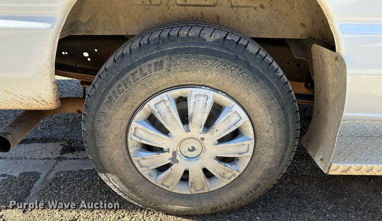 image for item EK9913 2004 Ford E-350 Super Duty van