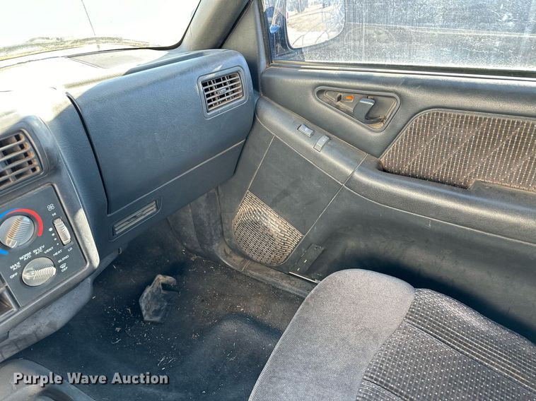 image for item EK9914 1994 GMC Sonoma pickup truck