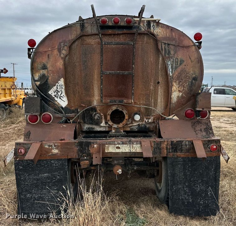 image for item IB9287 1958 Fruehauf tank trailer