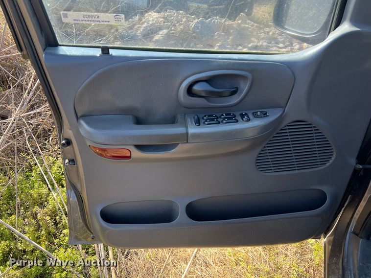 image for item KV9925 2003 Ford F150 SuperCrew pickup truck