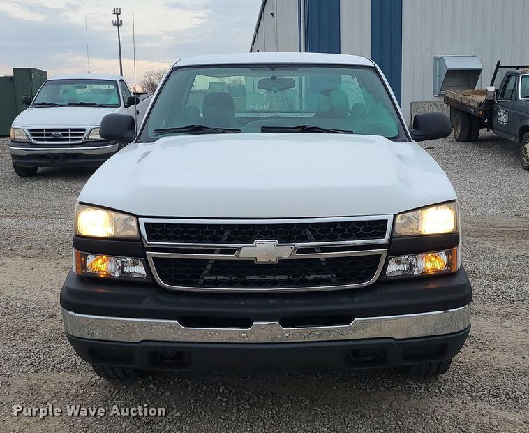 image for item LJ9467 2006 Chevrolet Silverado 1500 pickup truck