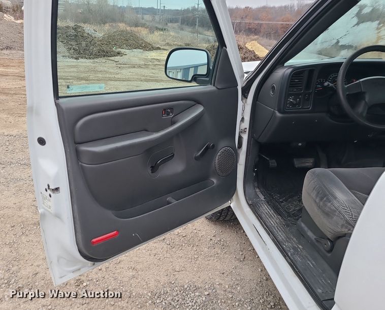 image for item LJ9467 2006 Chevrolet Silverado 1500 pickup truck