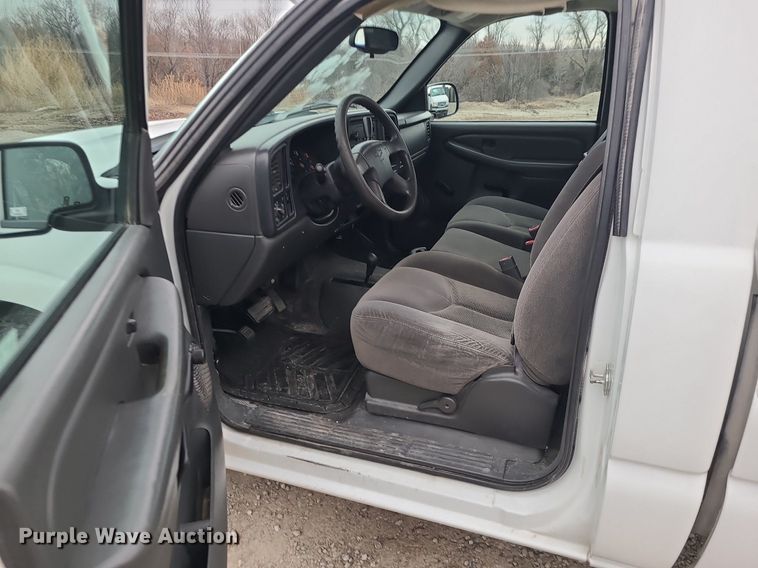 image for item LJ9467 2006 Chevrolet Silverado 1500 pickup truck