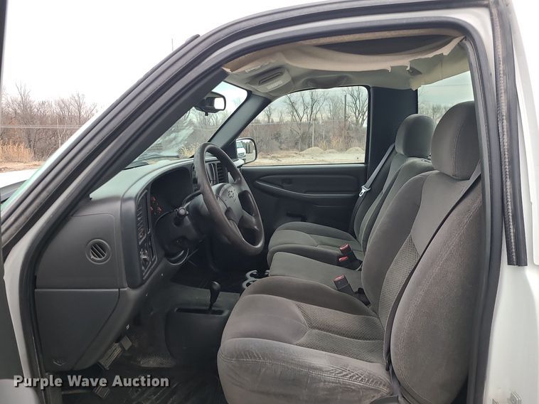 image for item LJ9467 2006 Chevrolet Silverado 1500 pickup truck