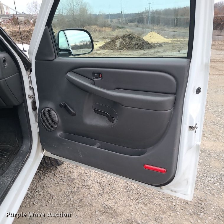 image for item LJ9467 2006 Chevrolet Silverado 1500 pickup truck