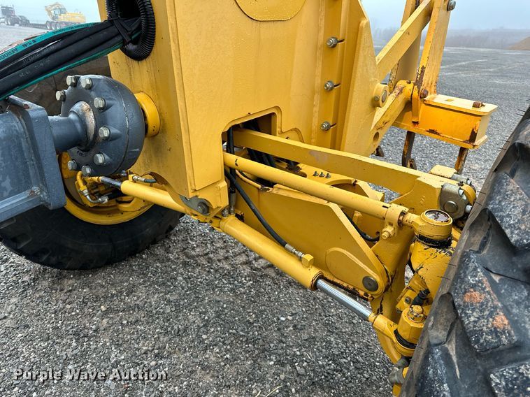 image for item LK9738 2013 John Deere  772G motor grader