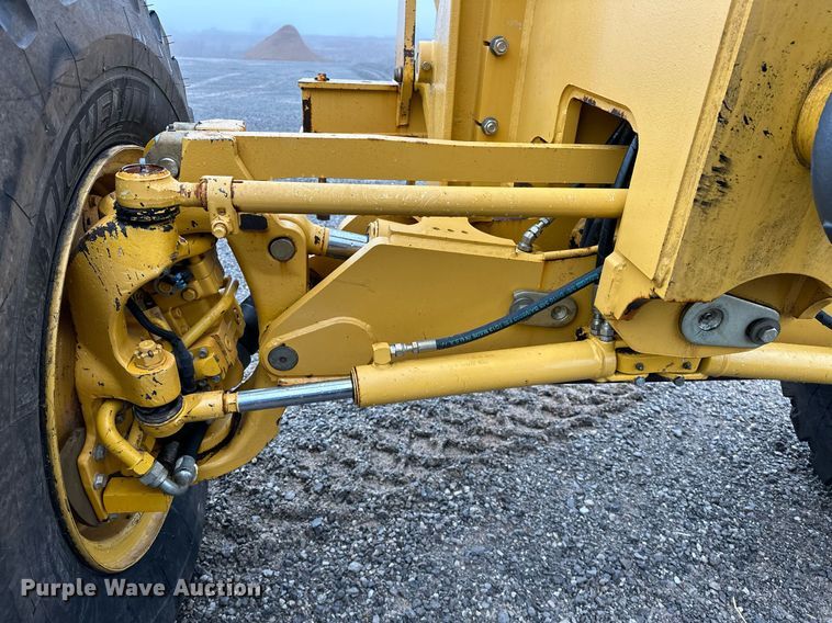 image for item LK9738 2013 John Deere  772G motor grader