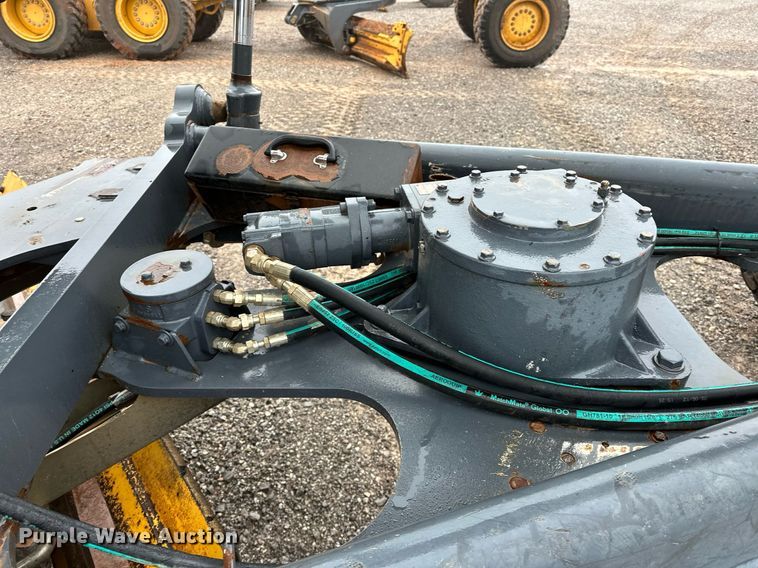 image for item LK9738 2013 John Deere  772G motor grader