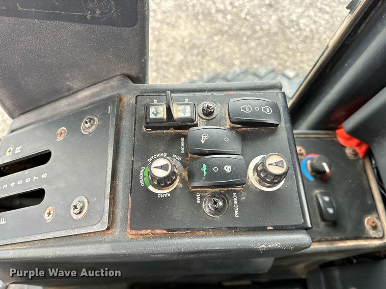 image for item LK9738 2013 John Deere  772G motor grader