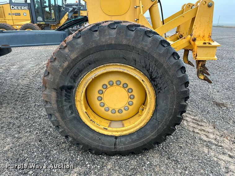 image for item LK9738 2013 John Deere  772G motor grader