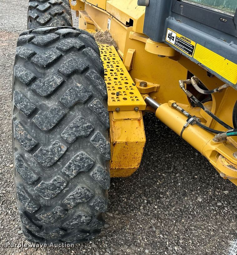 image for item LK9738 2013 John Deere  772G motor grader