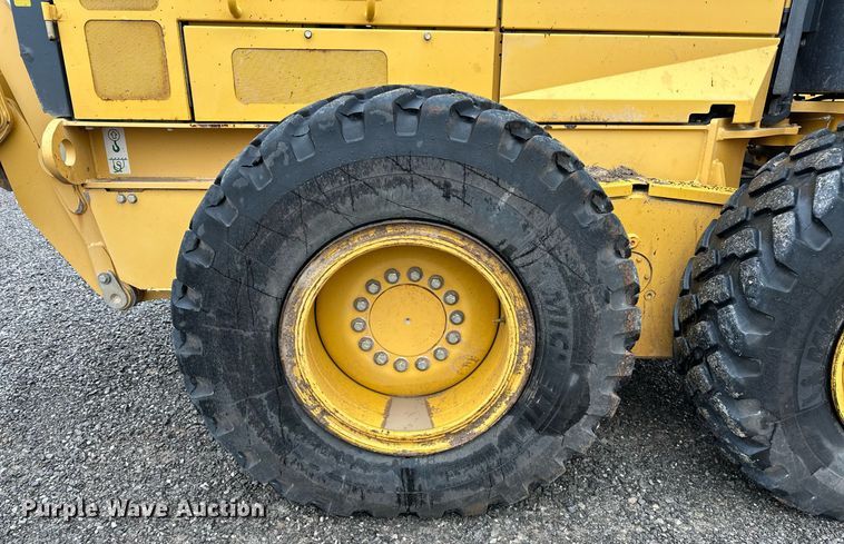 image for item LK9738 2013 John Deere  772G motor grader