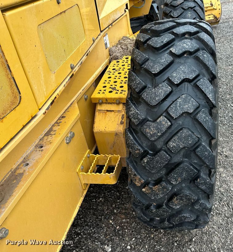 image for item LK9738 2013 John Deere  772G motor grader