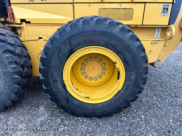 image for item LK9738 2013 John Deere  772G motor grader