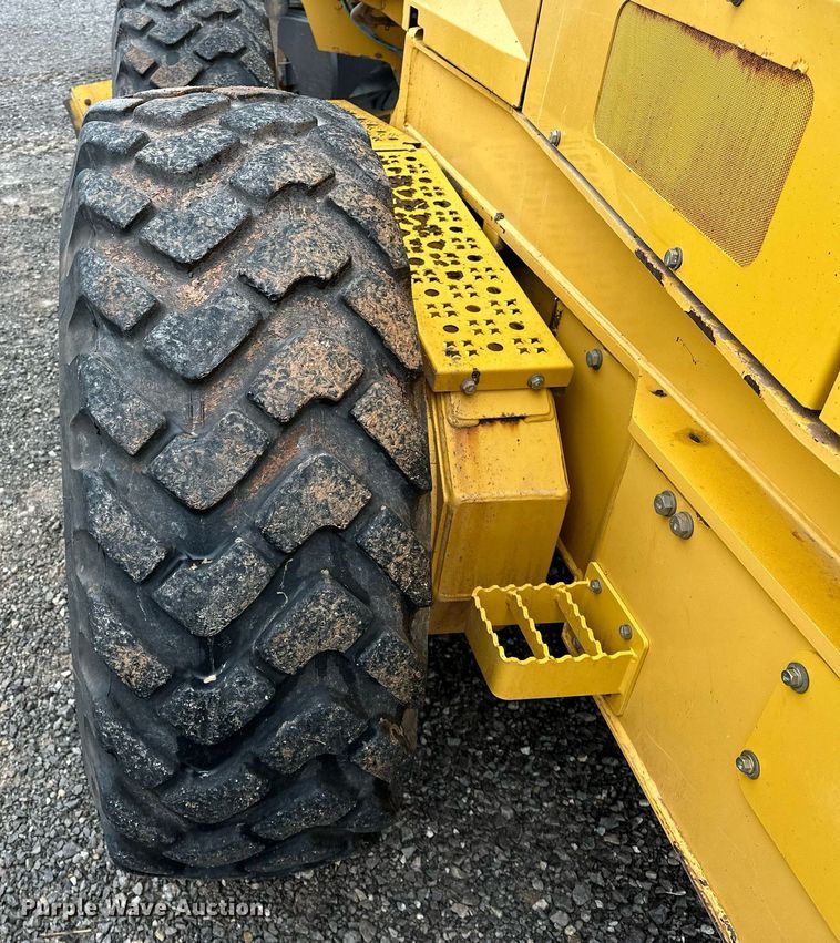 image for item LK9738 2013 John Deere  772G motor grader