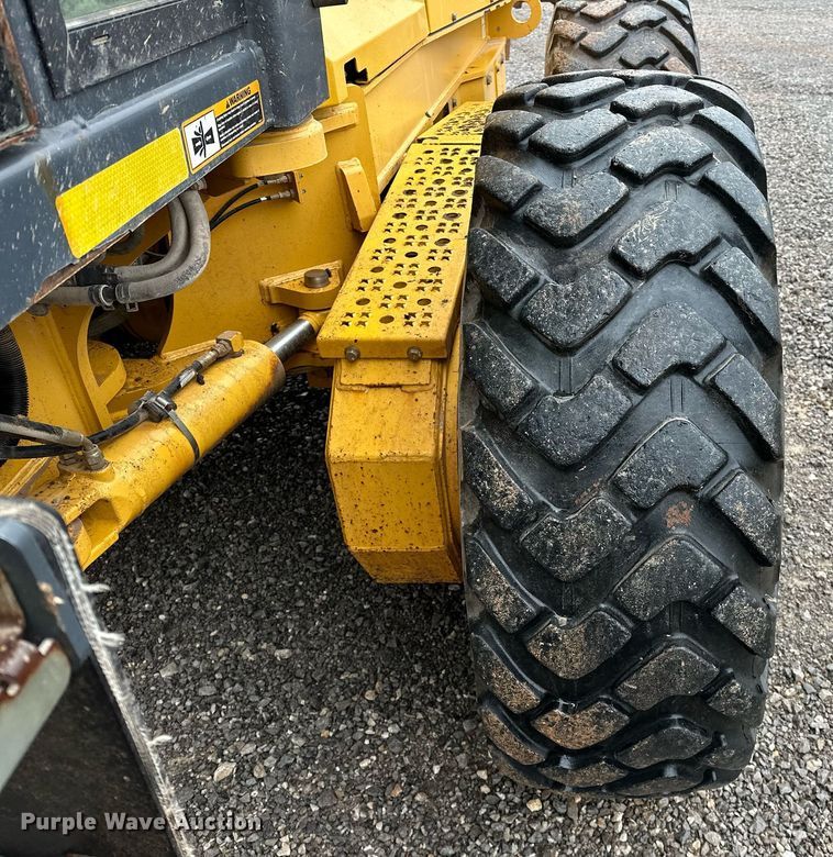 image for item LK9738 2013 John Deere  772G motor grader