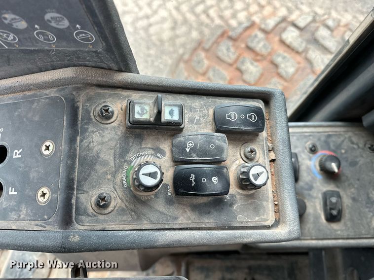 image for item LK9739 2014 John Deere 772GP motor grader