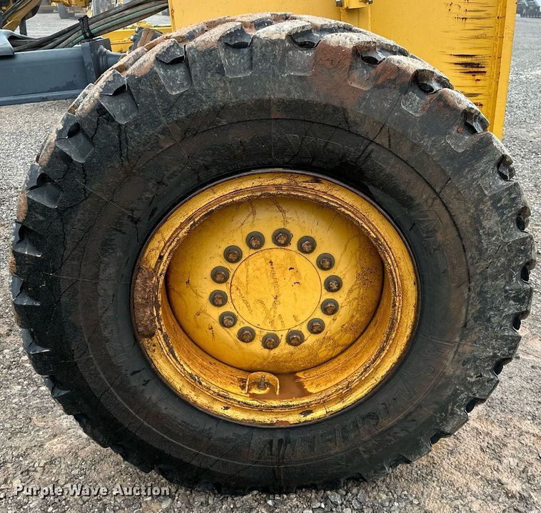 image for item LK9739 2014 John Deere 772GP motor grader