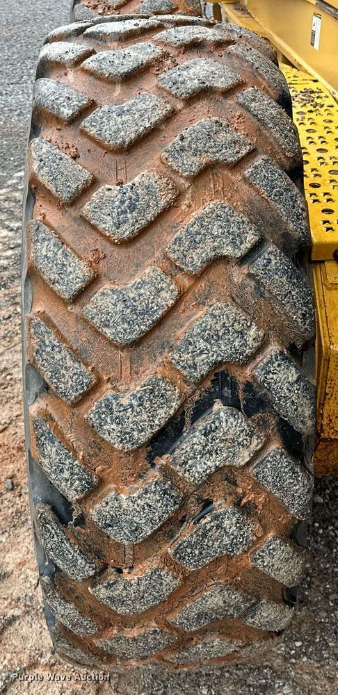 image for item LK9739 2014 John Deere 772GP motor grader