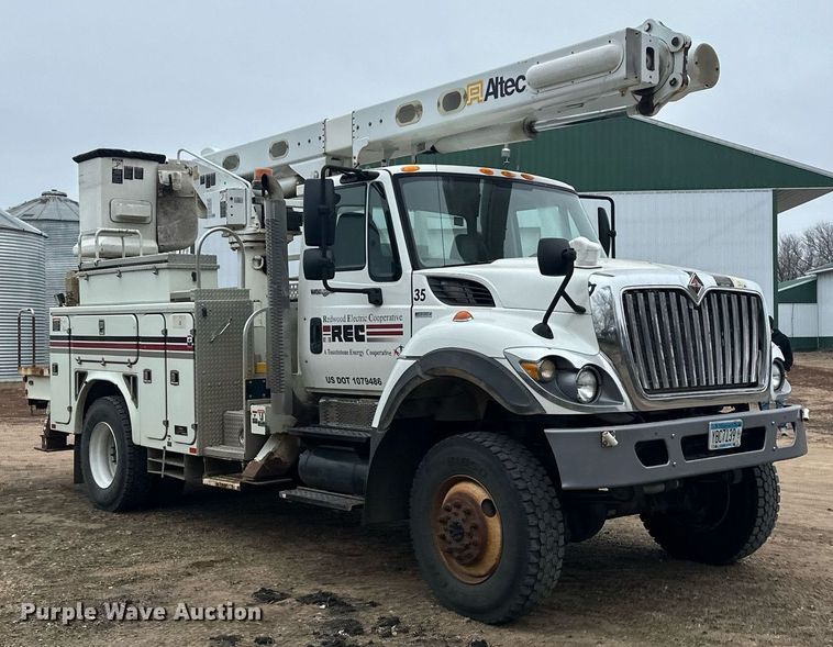 image for item LO9464 2011 International  7300 FSA bucket truck