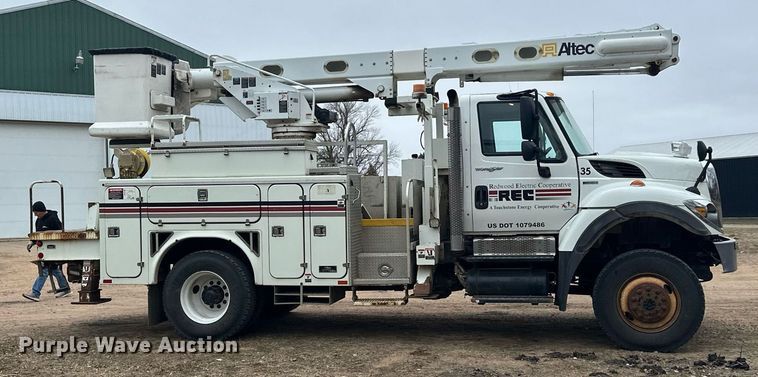image for item LO9464 2011 International  7300 FSA bucket truck