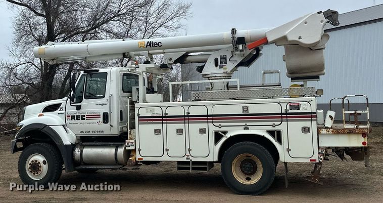 image for item LO9464 2011 International  7300 FSA bucket truck