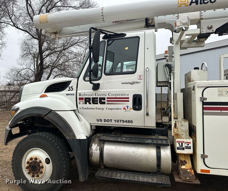 image for item LO9464 2011 International  7300 FSA bucket truck