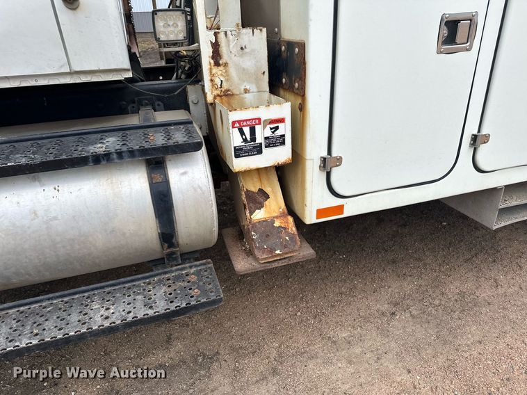 image for item LO9464 2011 International  7300 FSA bucket truck