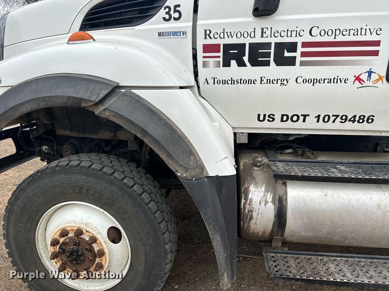 image for item LO9464 2011 International  7300 FSA bucket truck