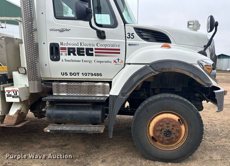 image for item LO9464 2011 International  7300 FSA bucket truck