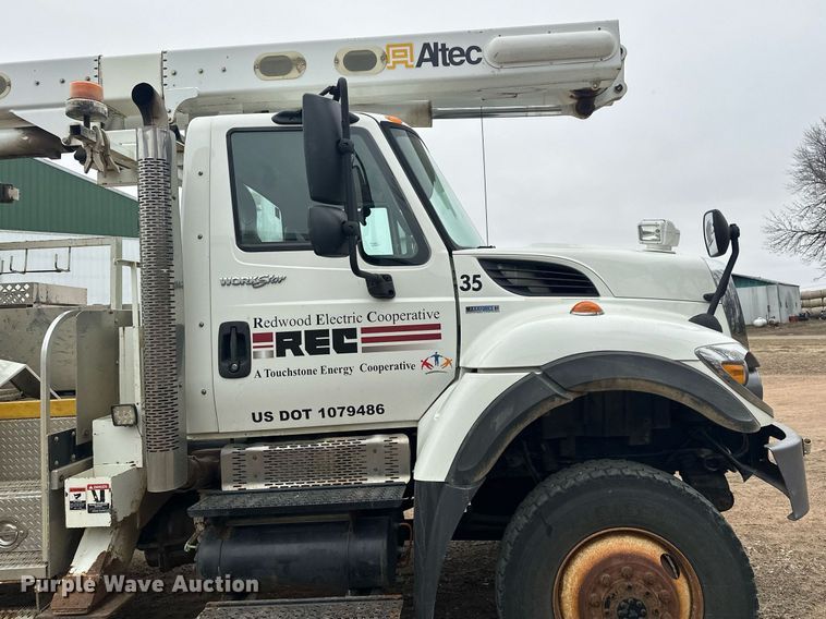 image for item LO9464 2011 International  7300 FSA bucket truck