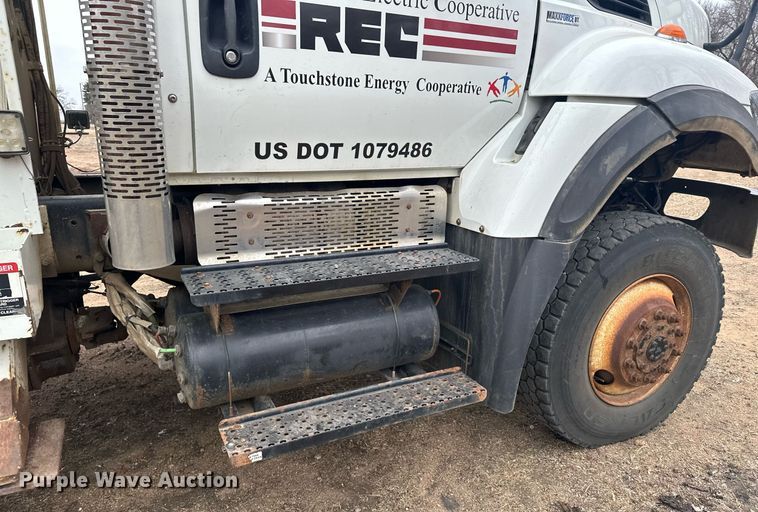 image for item LO9464 2011 International  7300 FSA bucket truck