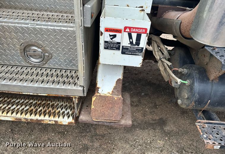 image for item LO9464 2011 International  7300 FSA bucket truck