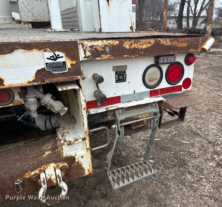 image for item LO9464 2011 International  7300 FSA bucket truck