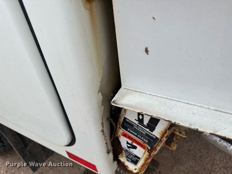 image for item LO9464 2011 International  7300 FSA bucket truck